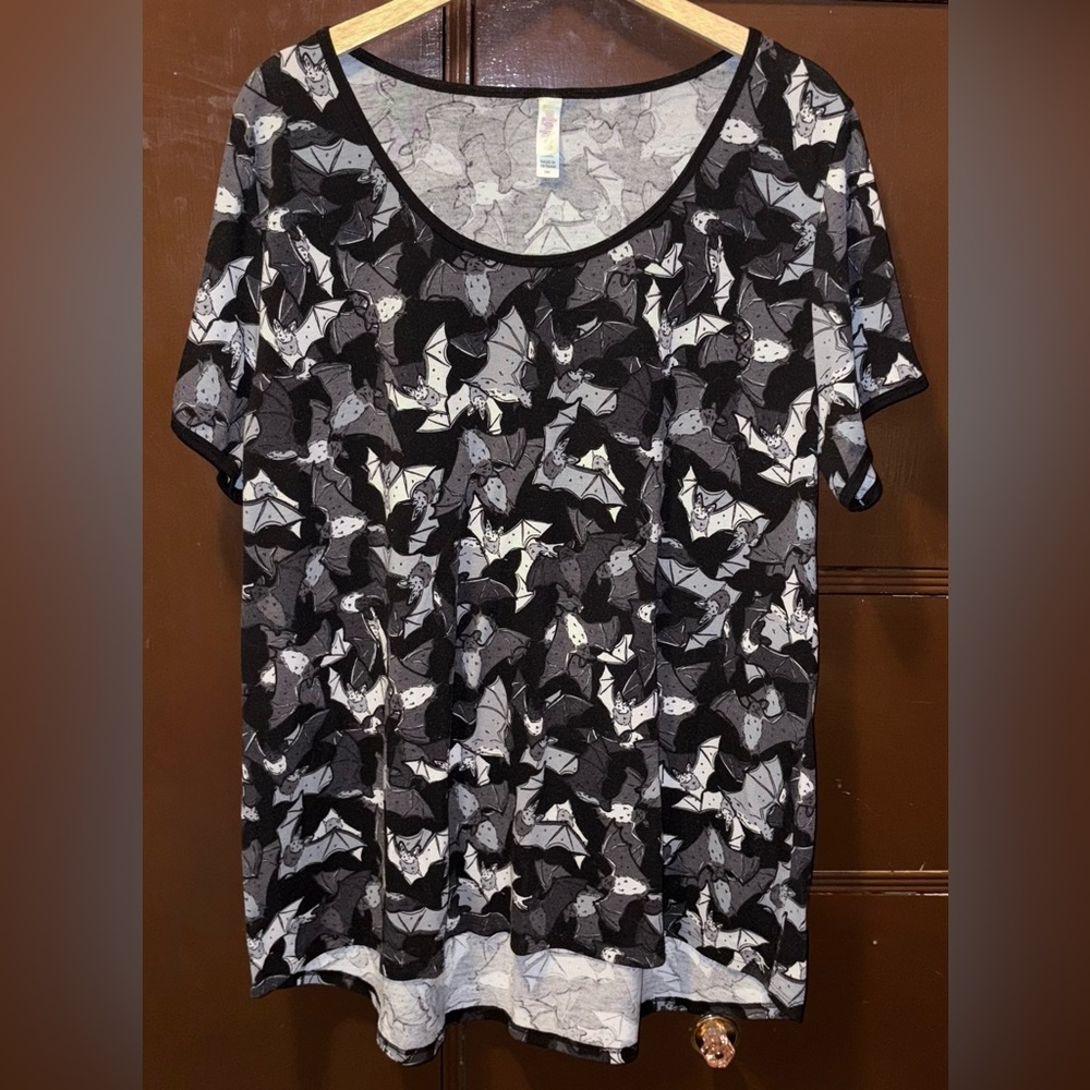 LuLaRoe Bat Print Top | Black & Gray Halloween Tee | Size 2XL